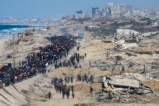 Thousands of people started a long trip to the house since Friday because Israel returned their soldiers